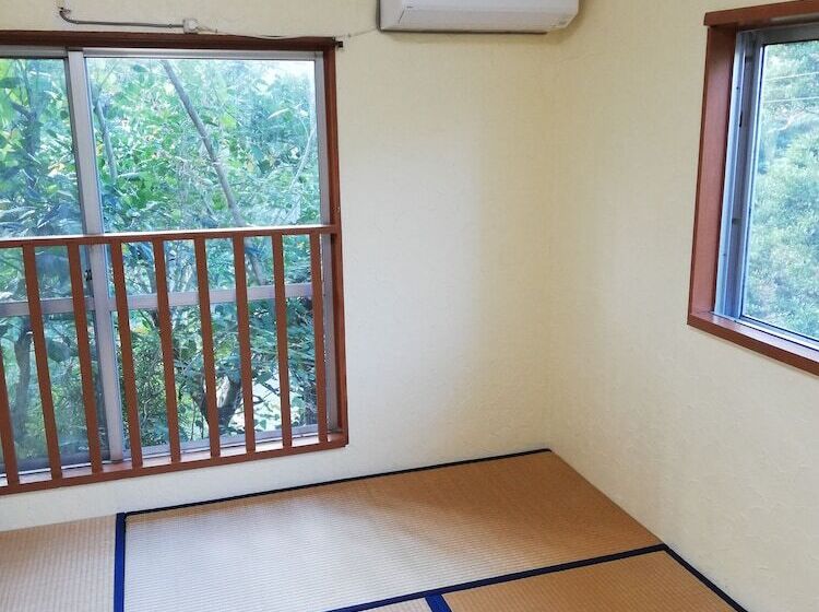 Pensió Farm House & Strum