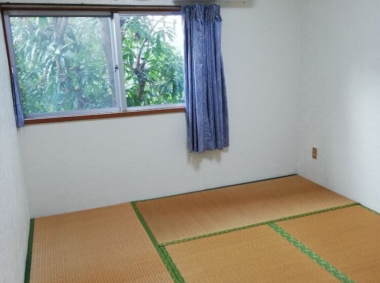 Pensió Farm House & Strum