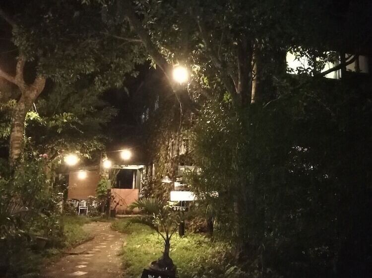 Pensió Farm House & Strum