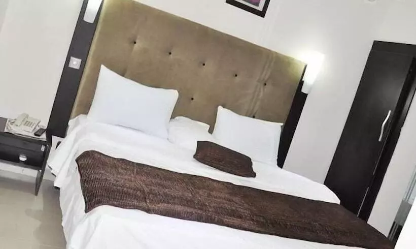 هتل Lush Suites