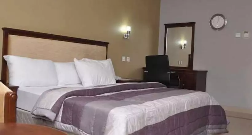 هتل Lush Suites