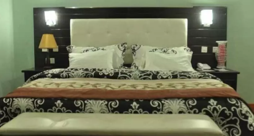 هتل Lush Suites