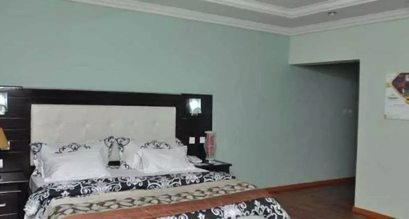هتل Lush Suites