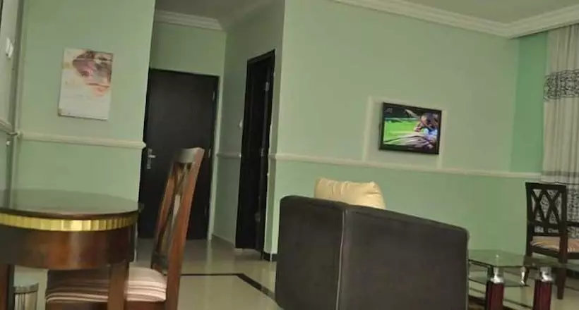 هتل Lush Suites