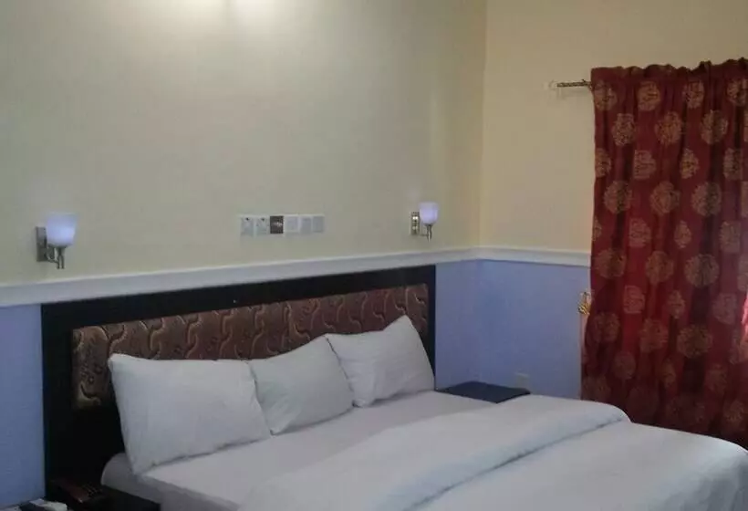 هتل Lush Suites