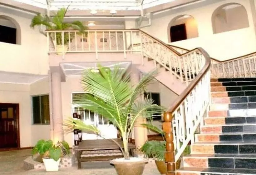 هتل Lush Suites