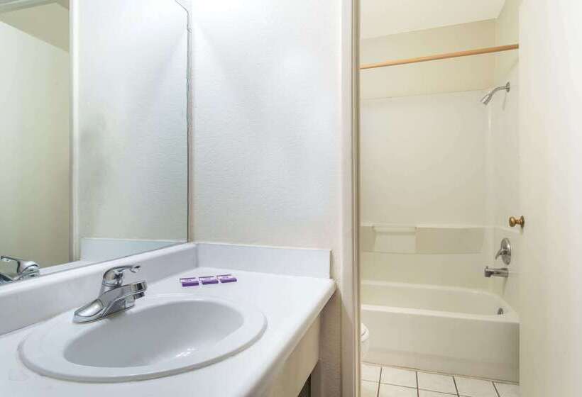 בית מלון כפרי Knights Inn Phoenix At N Black Canyon Hwy