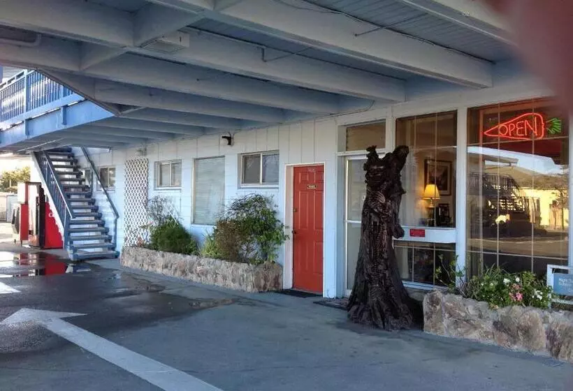 ホテル Redwood Inn