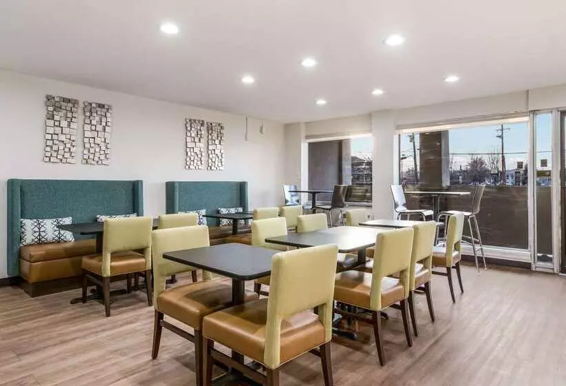 モーテル Clarion Pointe East Lansing University Area