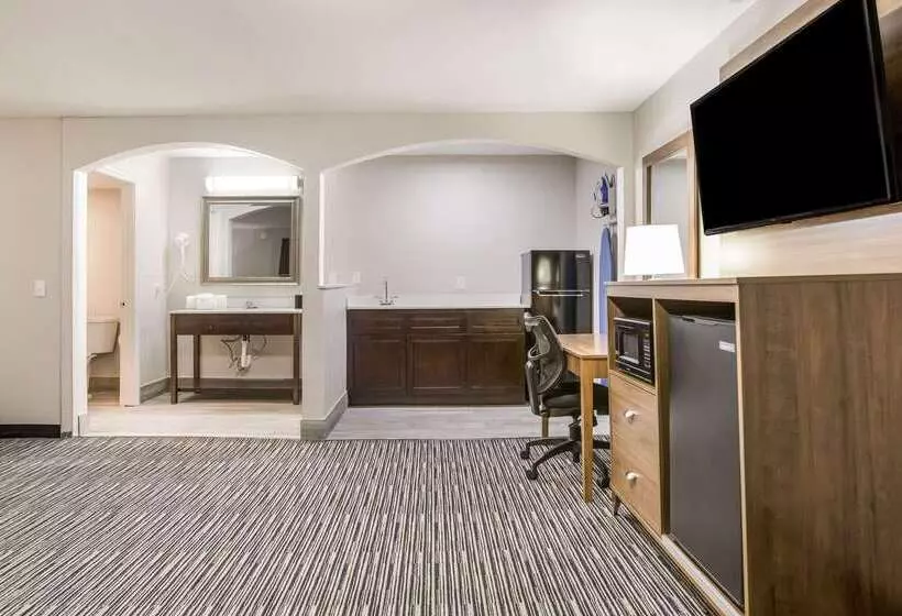 モーテル Clarion Pointe East Lansing University Area