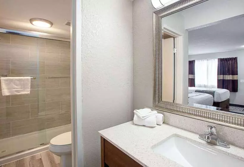 モーテル Clarion Pointe East Lansing University Area