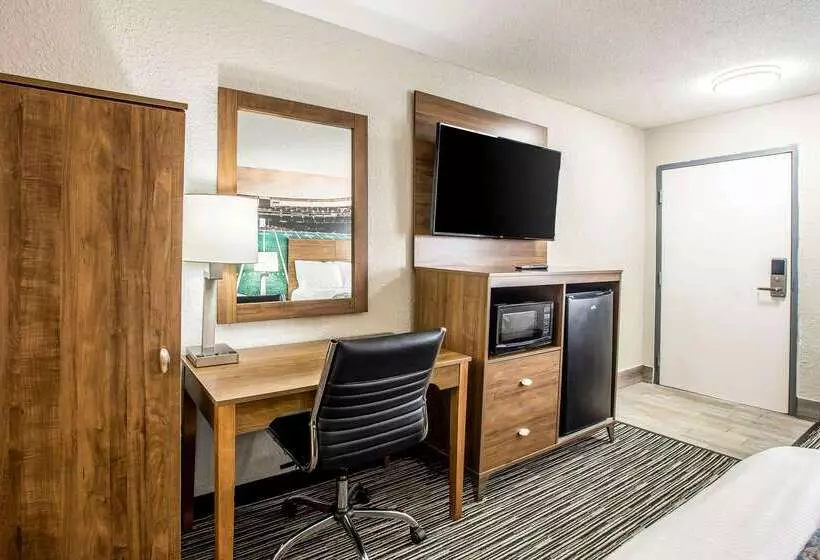 モーテル Clarion Pointe East Lansing University Area