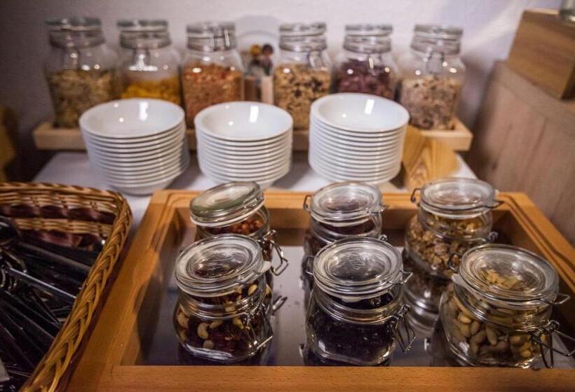 Отель Basekamp Mountain Budget