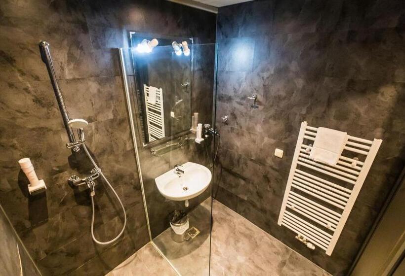 Отель Basekamp Mountain Budget