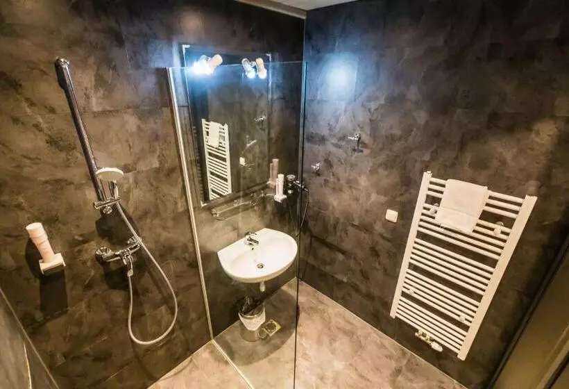 هتل Basekamp Mountain Budget