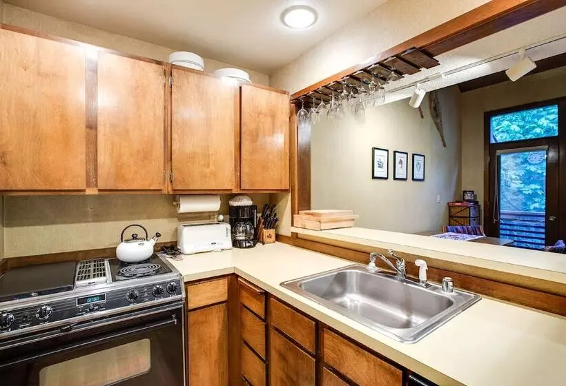 59sw   Fireplace   Dishwasher   Washer/dryer   Sleeps 6