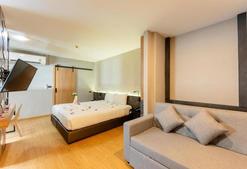 هتل Sky Wave Patong