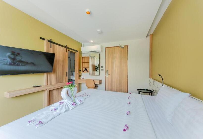 هتل Sky Wave Patong