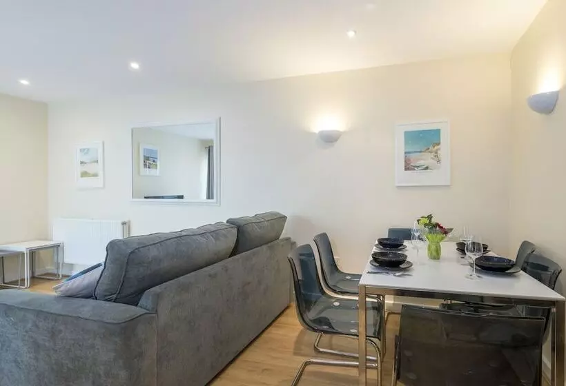 The Beach House & Porth  Sands Apartments