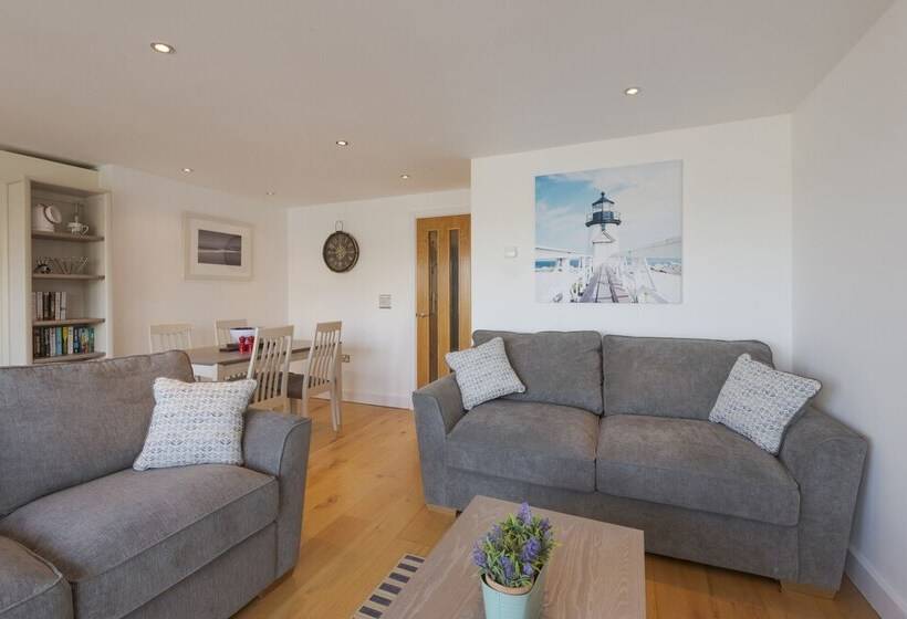 The Beach House & Porth  Sands Apartments