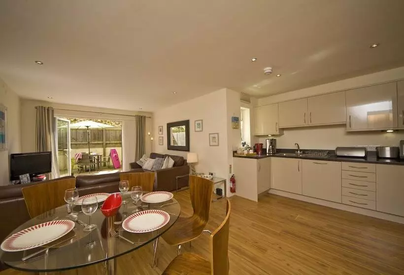 The Beach House & Porth  Sands Apartments