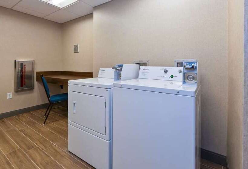 Отель Hampton Inn Cape Cod Canal