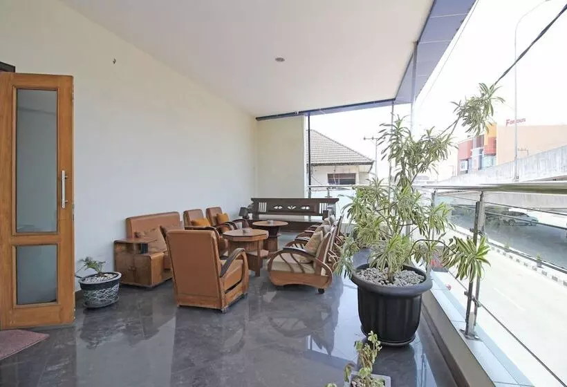 Hotelli Reddoorz Near Uns Solo