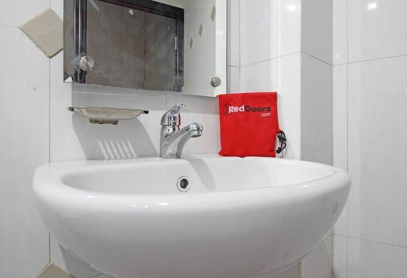 Otel Reddoorz Near Uns Solo