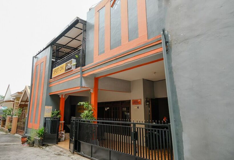 הוסטל Spot On 2368 Dahlia Homestay Family Residence