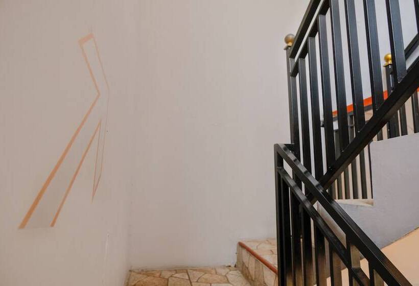 הוסטל Spot On 2368 Dahlia Homestay Family Residence