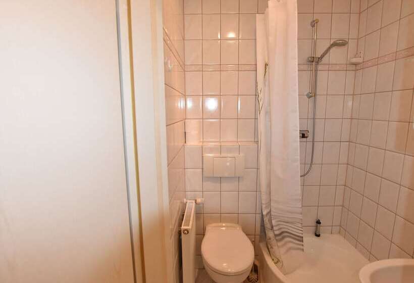 Homey Bungalow With Roofed Terrace, Garden