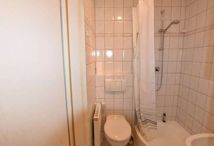 Homey Bungalow With Roofed Terrace, Garden