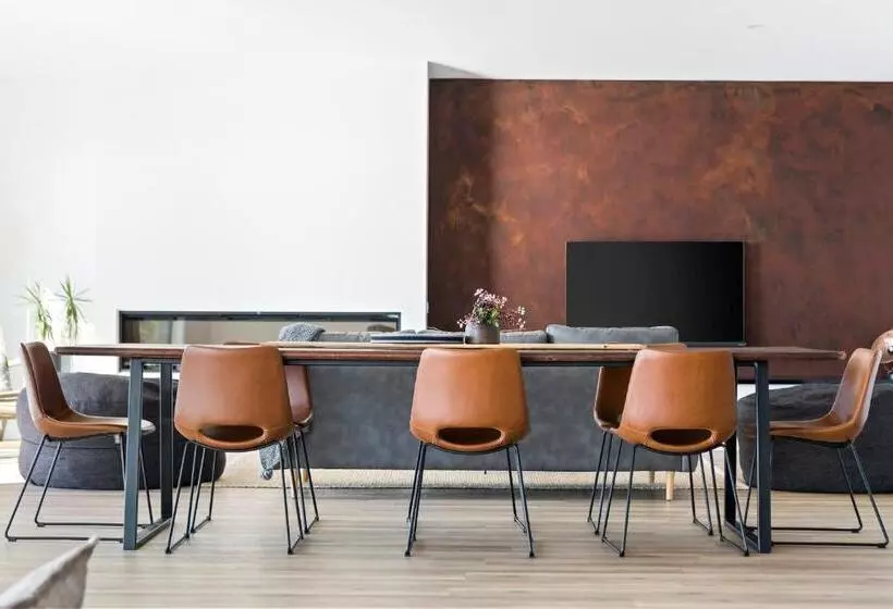 Novo Luxury Apartment Penguin Accommodation Itas