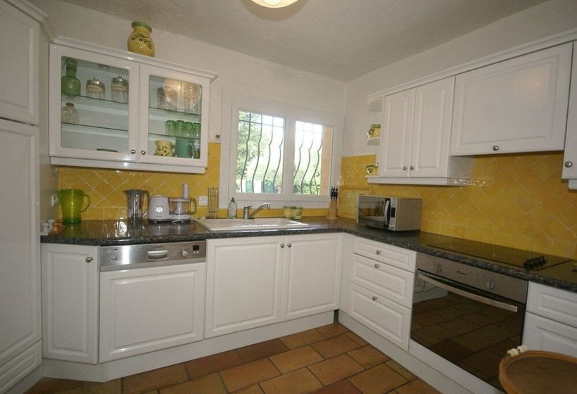 Spacious Villa With Garden Near Grasse