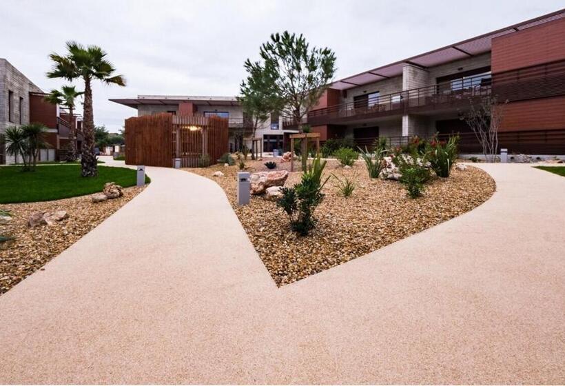 Le Clos Des Chênes   Terrasse Et Parking