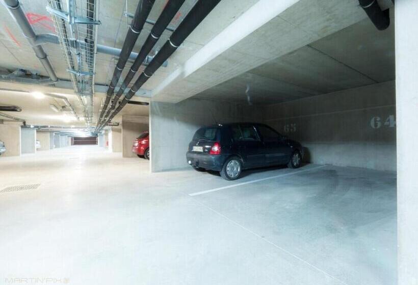 Le Clos Des Chênes   Terrasse Et Parking