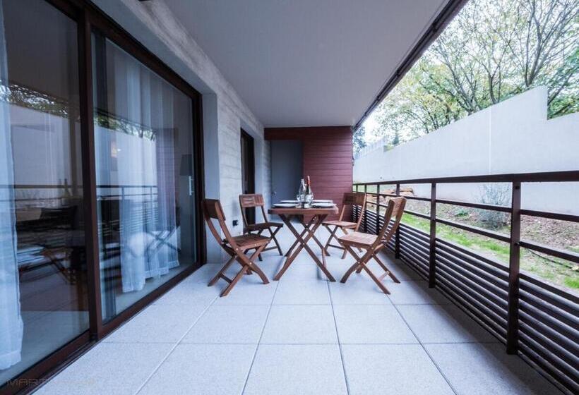 Le Clos Des Chênes   Terrasse Et Parking