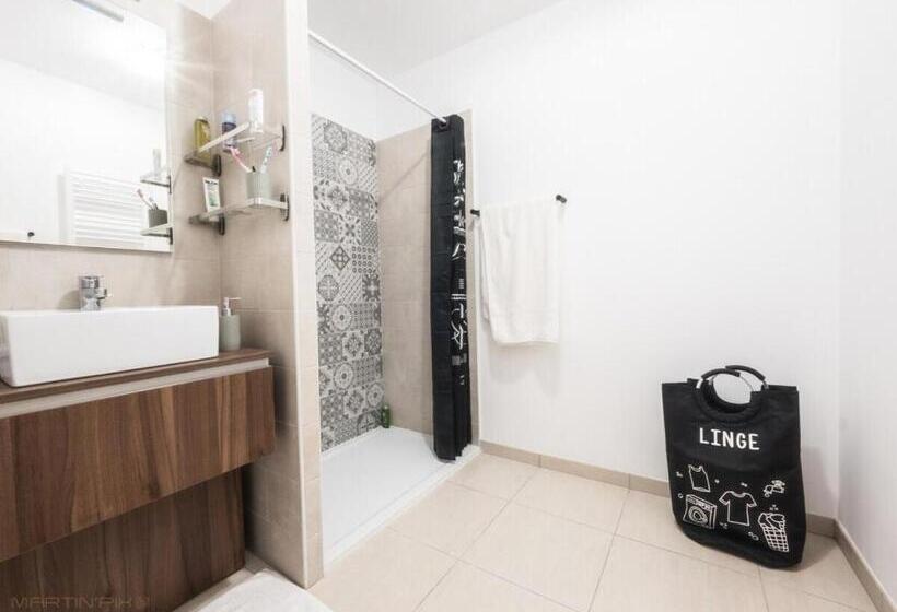 Le Clos Des Chênes   Terrasse Et Parking