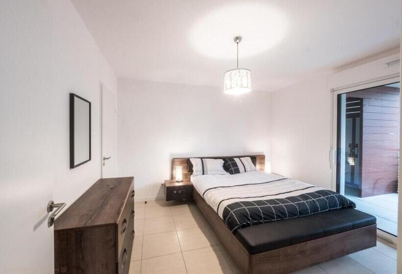 Le Clos Des Chênes   Terrasse Et Parking