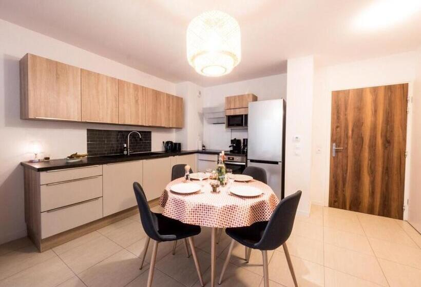 Le Clos Des Chênes   Terrasse Et Parking