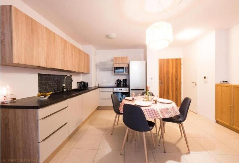 Le Clos Des Chênes   Terrasse Et Parking