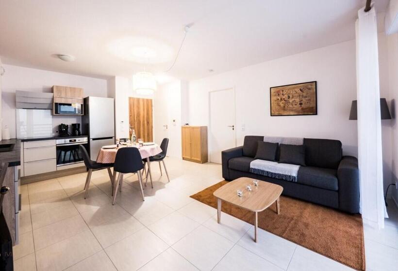 Le Clos Des Chênes   Terrasse Et Parking