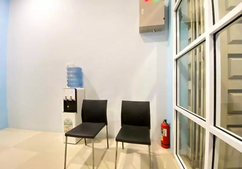 Hotelli Reddoorz Syariah Near Pantai Padang 2