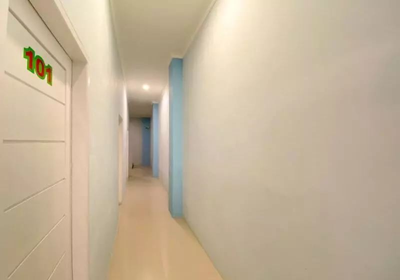 Hotelli Reddoorz Syariah Near Pantai Padang 2