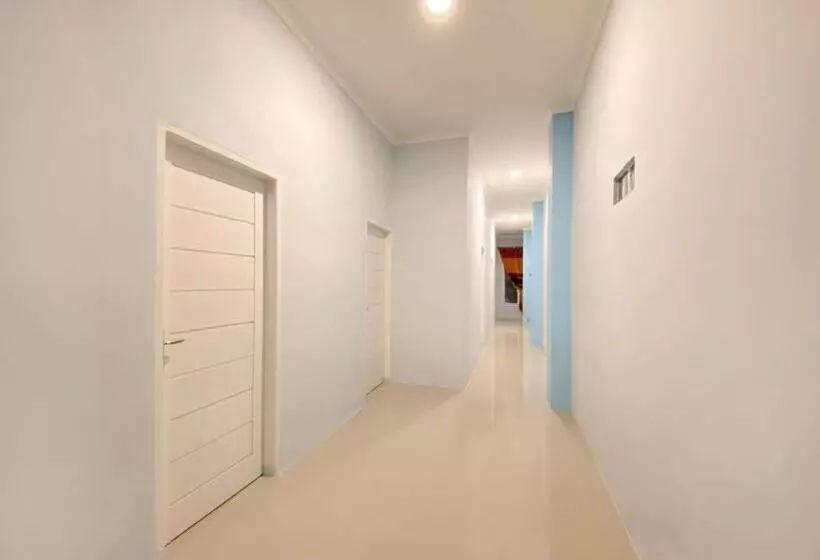 Hotelli Reddoorz Syariah Near Pantai Padang 2