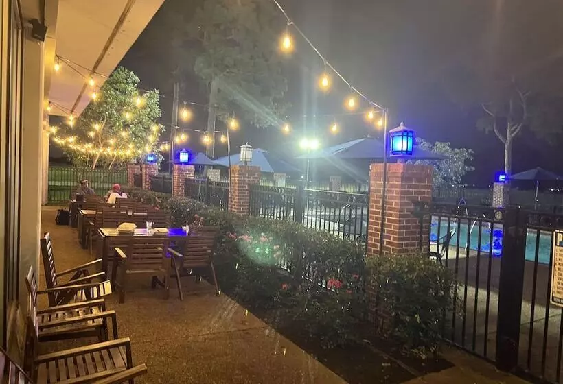 Historic Whispering Woods Hotel & Conference Center