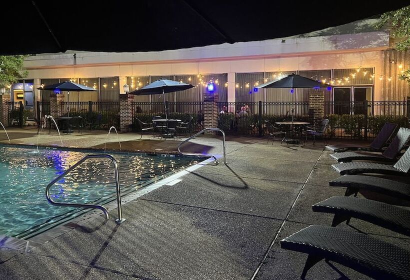 Historic Whispering Woods Hotel & Conference Center