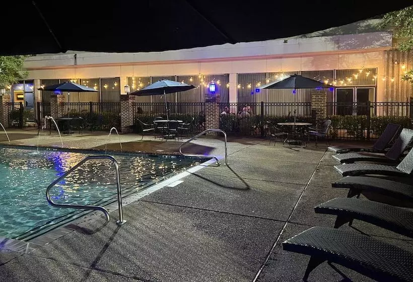 Historic Whispering Woods Hotel & Conference Center