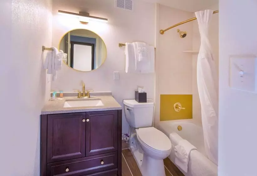 Historic Whispering Woods Hotel & Conference Center