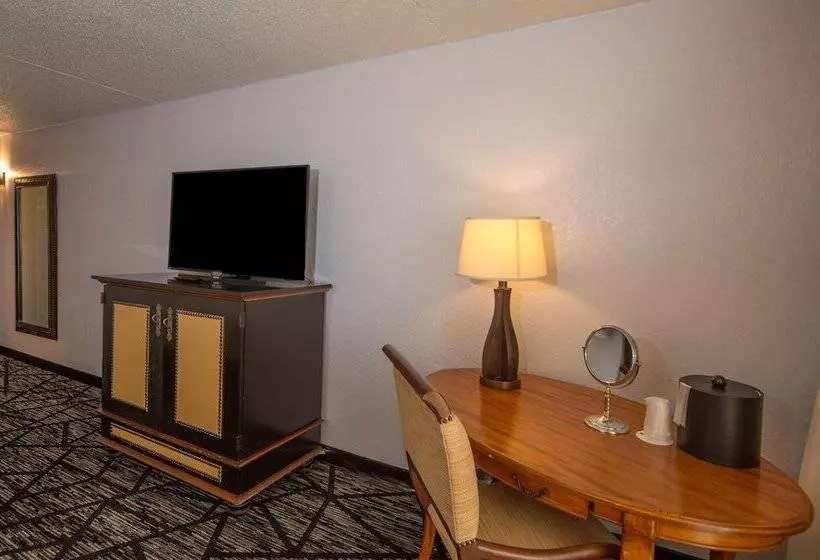 Historic Whispering Woods Hotel & Conference Center